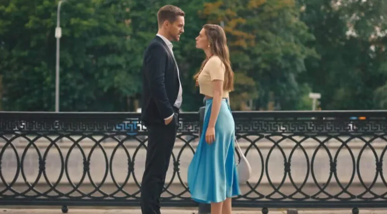 Момент из трейлера сериала Постучись в мою дверь в Москве