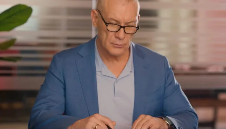 Момент из 11 серии 1 сезона